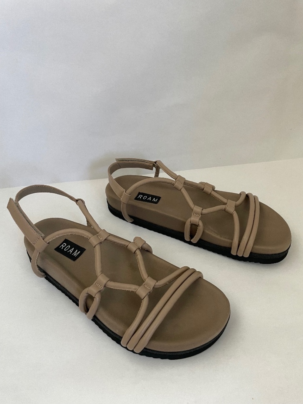 NWOT ROAM Linky Strappy Flat Sandals Beige / Black, Adjustable Back Womens 9